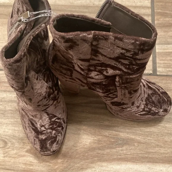 Gianni Bini ( Better for size 7 fit)
Didier Velvet Platform Block Heel
Booties - Picture 4 of 6